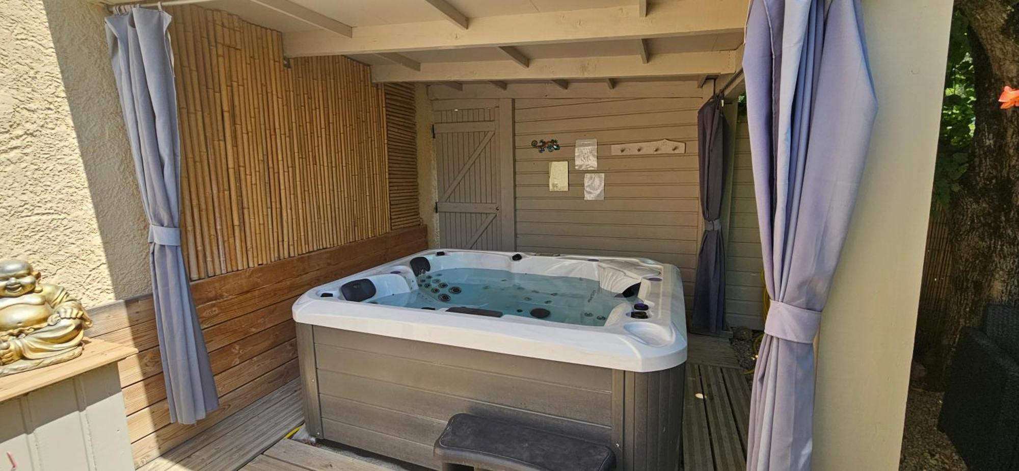 Gite Lapaz/Jacuzzi Prive/Piscine Draguignan Exterior photo
